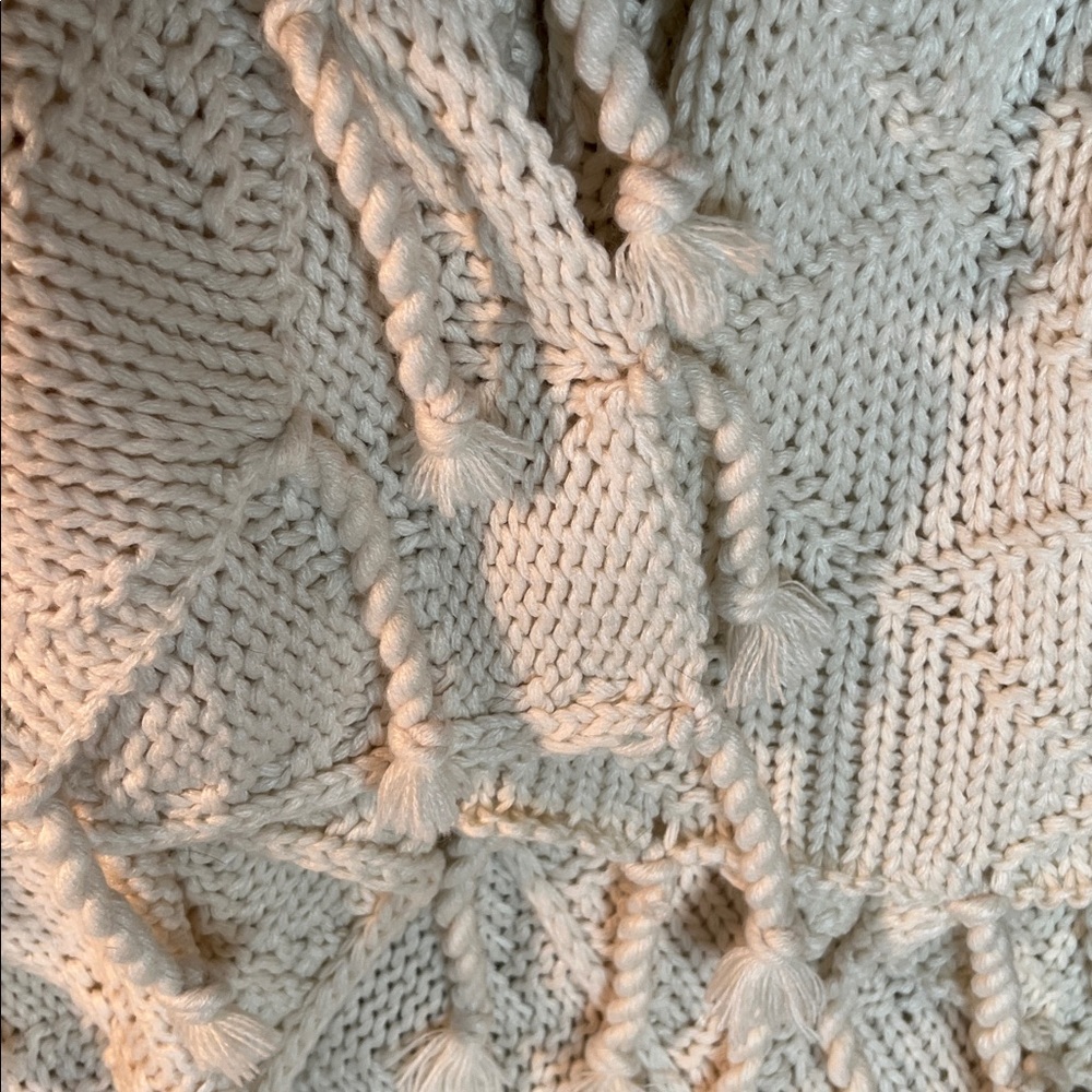 Pottery Barn Bluma Chunky  Knit Tassel Throw Soft White  50 x 60" - Picture 8 of 12